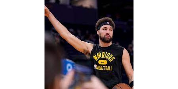 Tutta la squadra veste la maglia di Klay Thompson n. 11 per entrare in campo